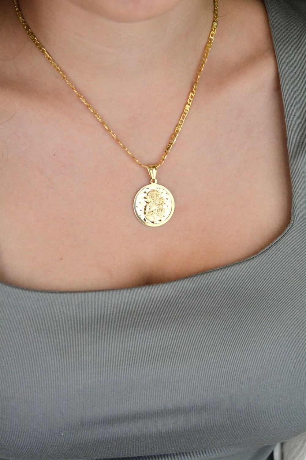 Duży złoty medalik próby 585 z wizerunkiem Matki Boskiej z Dzieciątkiem. Wymiary 2,5 cm, waga 4,81 g. Elegancka, klasyczna zawieszka religijna.1.jpg